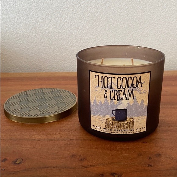 Bath & Body Works scented candle Hot Cocoa & Cream Winter cozy home vibes - Picture 8 of 11